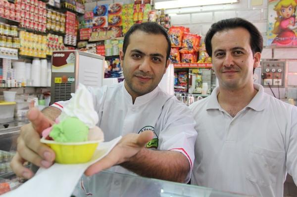 کاسب محله به مشتریانش بستنی نسیه می دهد ، اینجا از حساب دفتری کاسب محله به مشتریانش بستنی نسیه می دهد ، اینجا از حساب دفتری خبری نیست